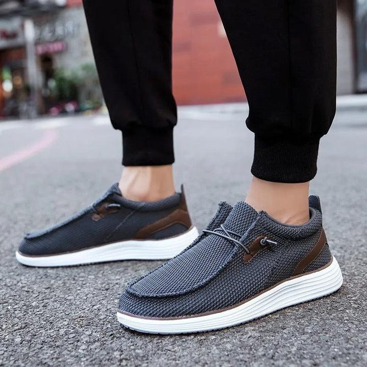 "Mocassins bateau homme élégants et confortables, tige respirante, design léger, couleur marine, style décontracté chic."