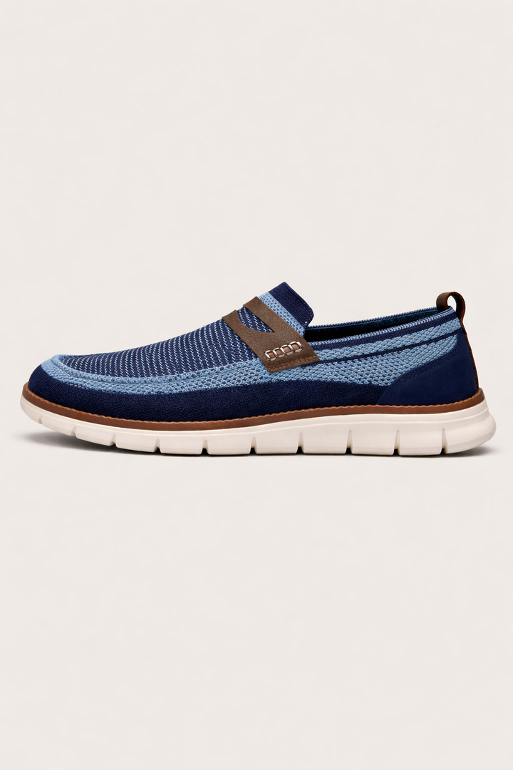Mocassins bleus confortables pour hommes avec semelle flexible. Chaussures d'été décontractées, faciles à enfiler.