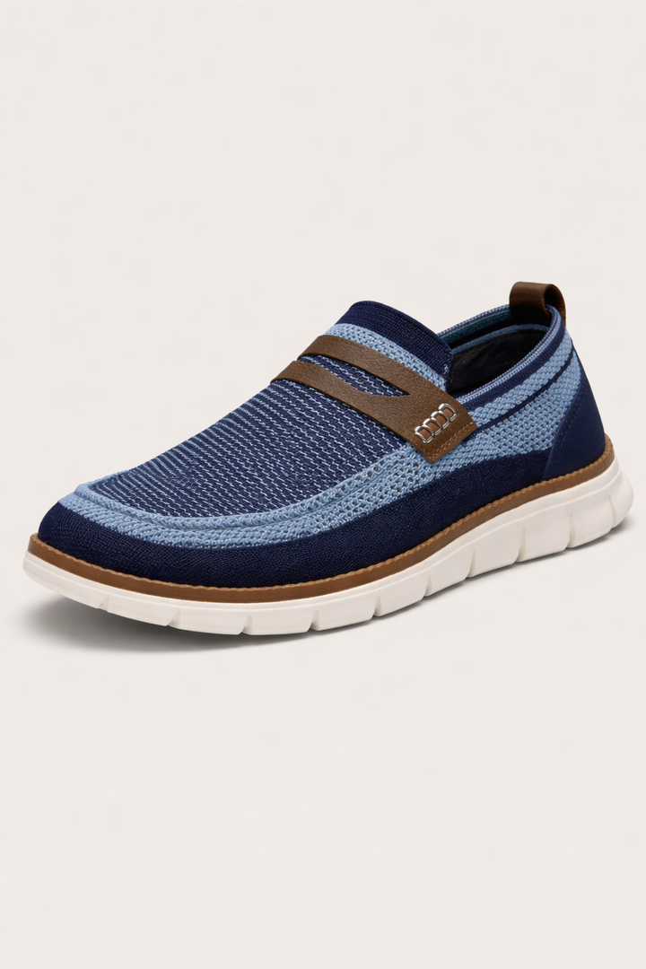 Paire de mocassins beiges pour hommes, sans lacets, à semelle flexible. Confortables et décontractés pour l'été.