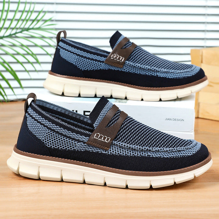 Détail de mocassins bleus pour hommes, mettant en valeur la semelle flexible et le design facile à enfiler.
