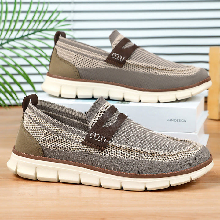Mocassins hommes décontractés couleur beige. Chaussures confortables avec semelle flexible, parfaites pour l'été.