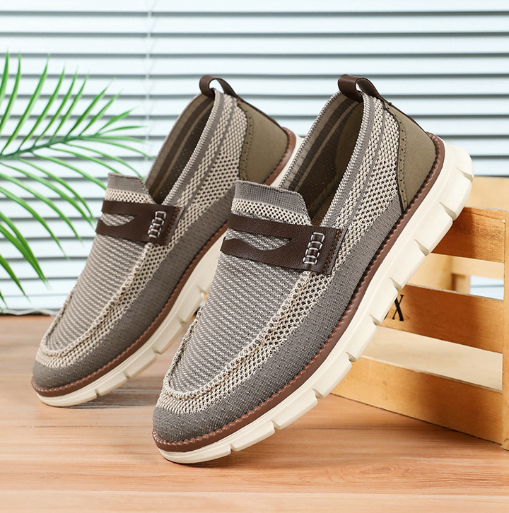 Vue de côté de mocassins bleus pour hommes. Semelle flexible, sans lacets, confort optimal pour un style décontracté.