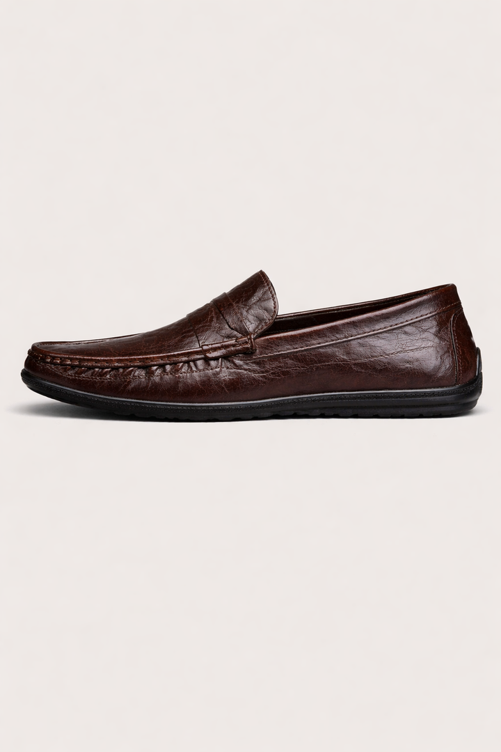 Mocassins classiques noirs pour hommes, élégants et confortables, parfaits pour un look décontracté ou habillé.
