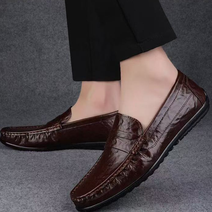 Mocassins hommes décontractés couleur café, chaussure polyvalente et confortable pour un style élégant et moderne.