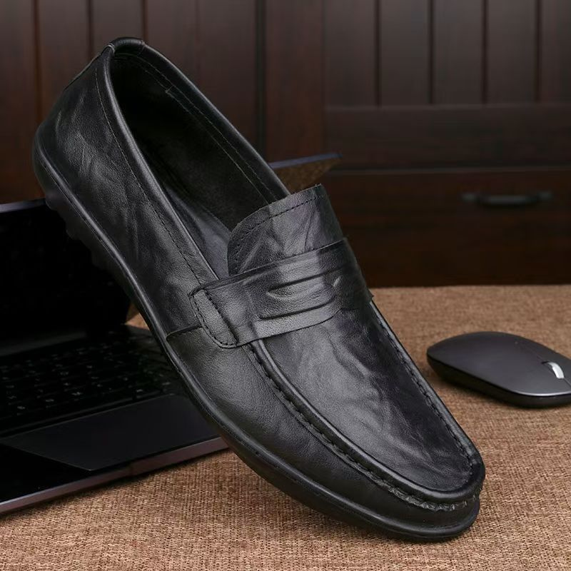 Élégants mocassins classiques pour hommes, polyvalents pour compléter un style décontracté chic ou habillé. Confort garanti.