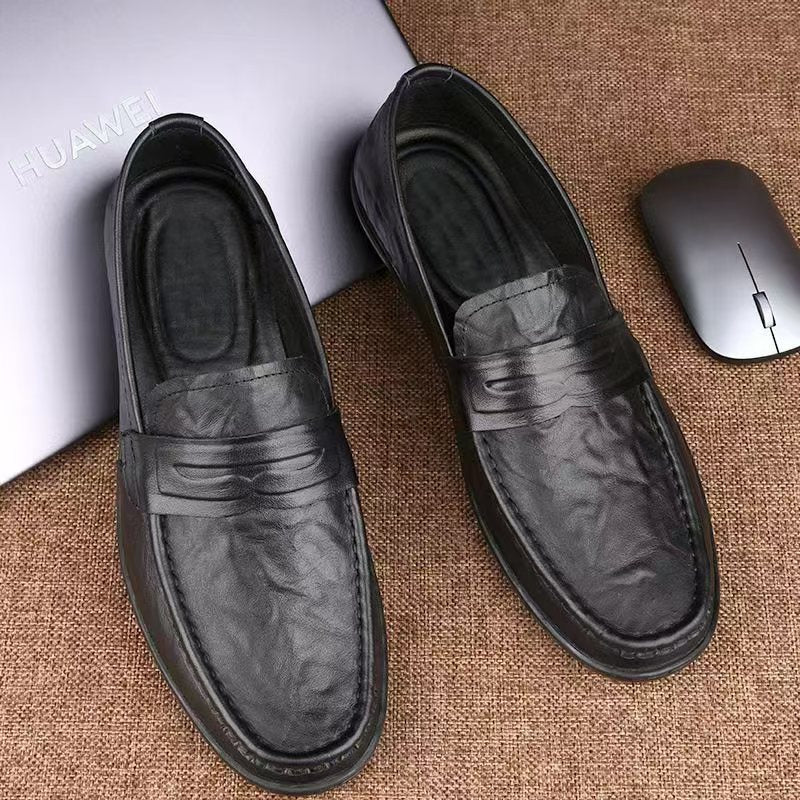 Vue des mocassins hommes, design classique et finition soignée pour une élégance décontractée et durable.