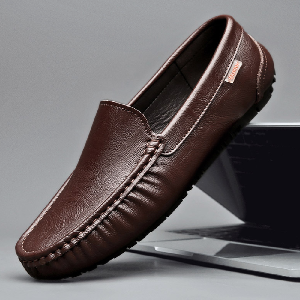 "Mocassins cuir noir homme, élégants et confortables, design sans lacets, vue de côté"