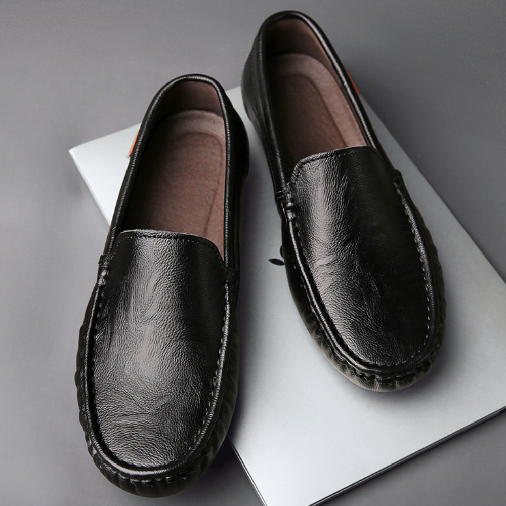 "Mocassins cuir noir homme, élégants et confortables, design sans lacets, vue de côté"
