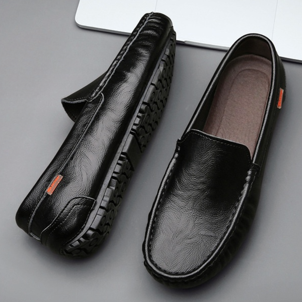 "Mocassins cuir noir homme, élégants et confortables, design sans lacets, vue de côté"