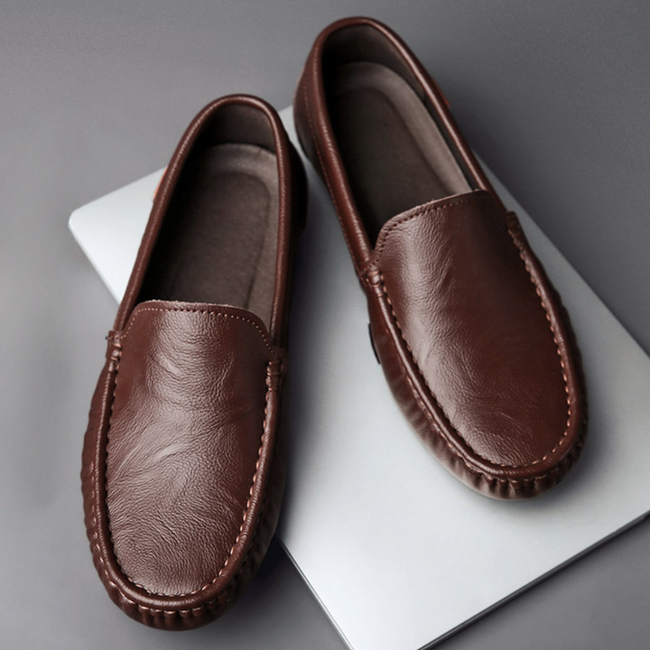 "Mocassins cuir noir homme, élégants et confortables, design sans lacets, vue de côté"