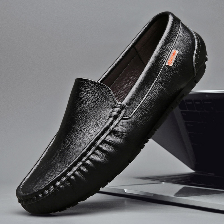 "Mocassins cuir noir homme, élégants et confortables, design sans lacets, vue de côté"
