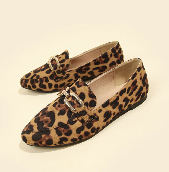 Paire de mocassins femmes décontractés, bout rond, confort optimal, idéal pour un look quotidien chic.