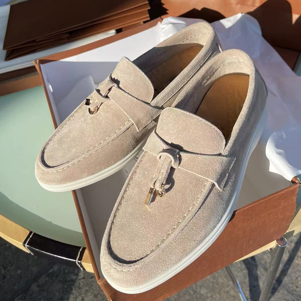 Mocassins daim femme, élégants et confortables.  Chaussures style minimaliste pour un look chic.