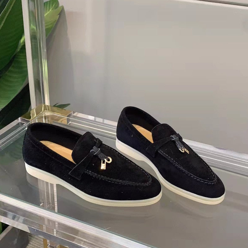 Mocassins daim femme, élégants et confortables.  Chaussures style minimaliste pour un look chic.
