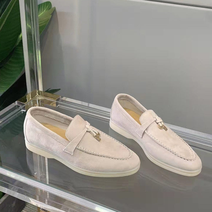 Mocassins daim femme, élégants et confortables.  Chaussures style minimaliste pour un look chic.