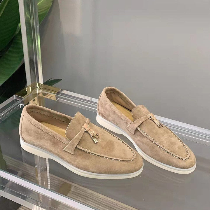 Mocassins daim femme, élégants et confortables.  Chaussures style minimaliste pour un look chic.