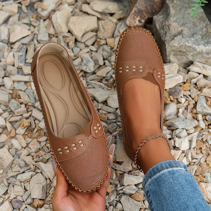 Mocassins plats élégants en cuir noir pour femmes, parfaits pour un style décontracté chic.