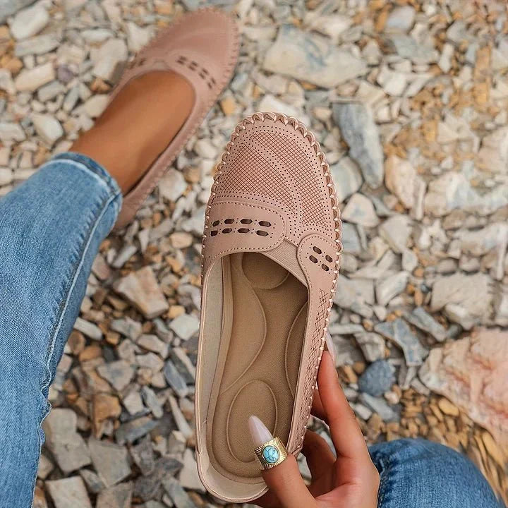 Chaussures plates en cuir marron clair, mocassins respirants, idéales pour le confort quotidien.