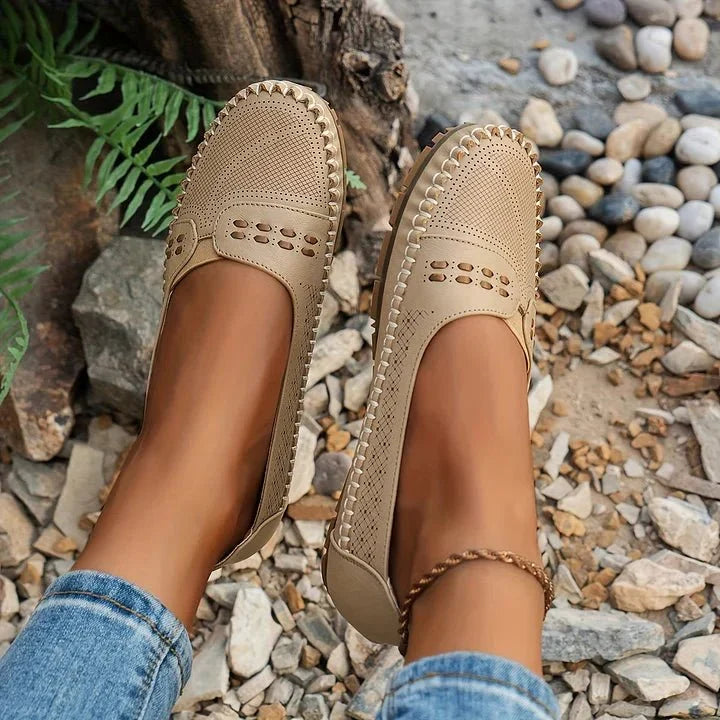 Mocassins décontractés en cuir bleu marine pour femmes, respirants, parfaits pour les journées chaudes.
