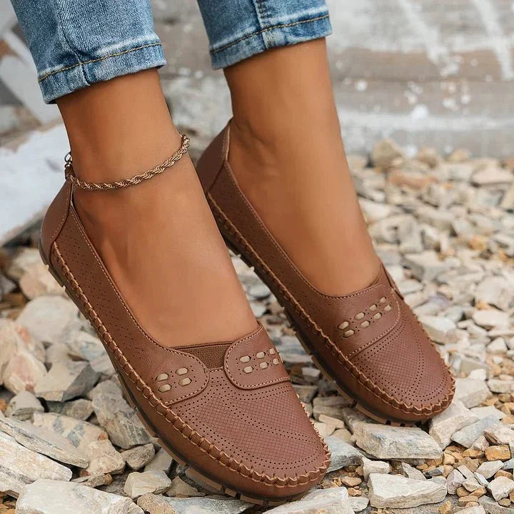 Mocassins élégants et légers pour femmes, en cuir beige, idéaux pour un confort optimal.