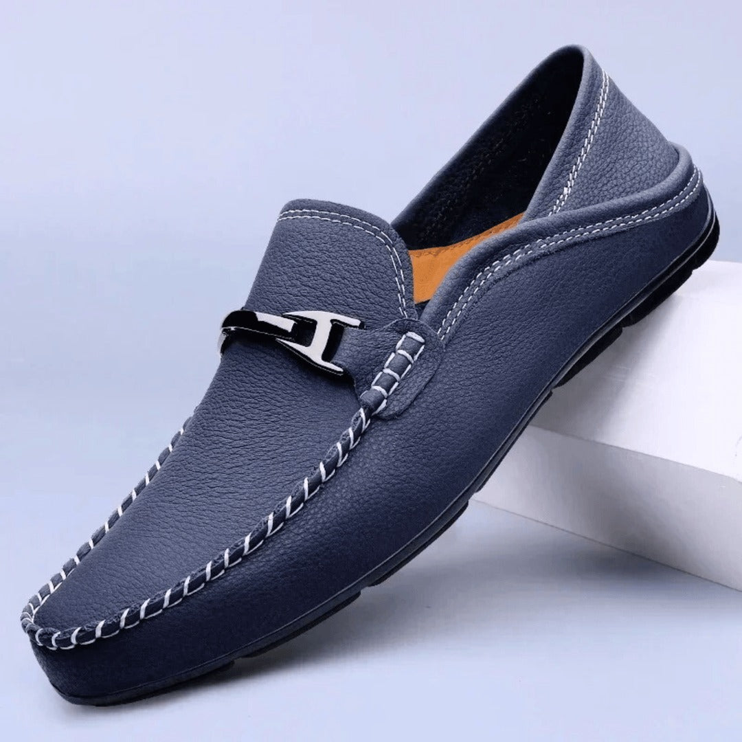 "Mocassins en cuir de vachette pour homme, couleur bleue, stylés et confortables avec semelle intérieure rembourrée."