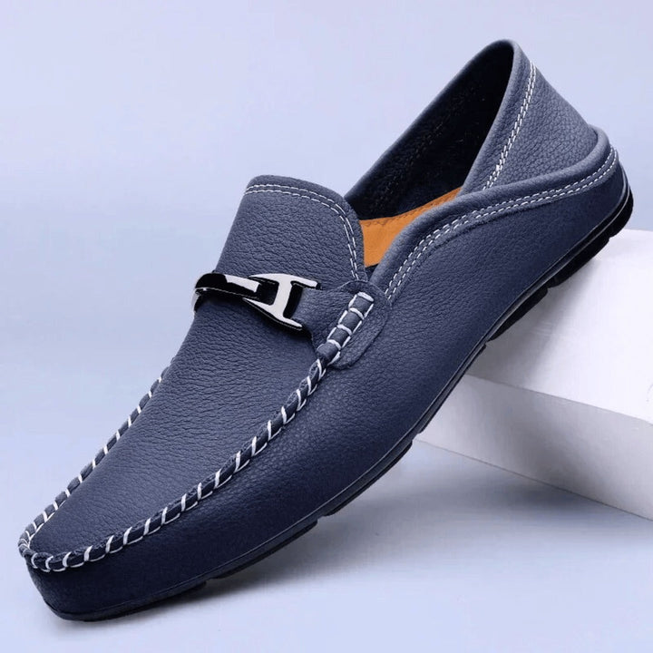 "Mocassins en cuir de vachette pour homme, couleur bleue, stylés et confortables avec semelle intérieure rembourrée."