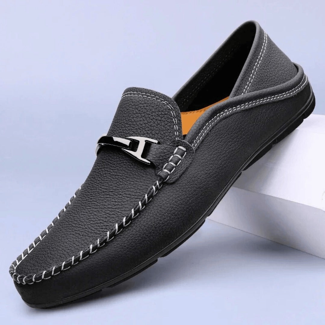 "Mocassins en cuir de vachette pour homme, couleur bleue, stylés et confortables avec semelle intérieure rembourrée."