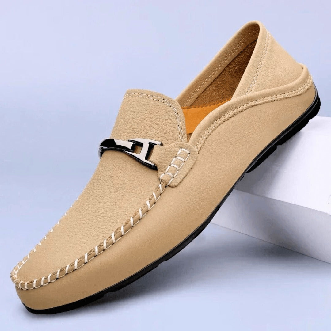 "Mocassins en cuir de vachette pour homme, couleur bleue, stylés et confortables avec semelle intérieure rembourrée."