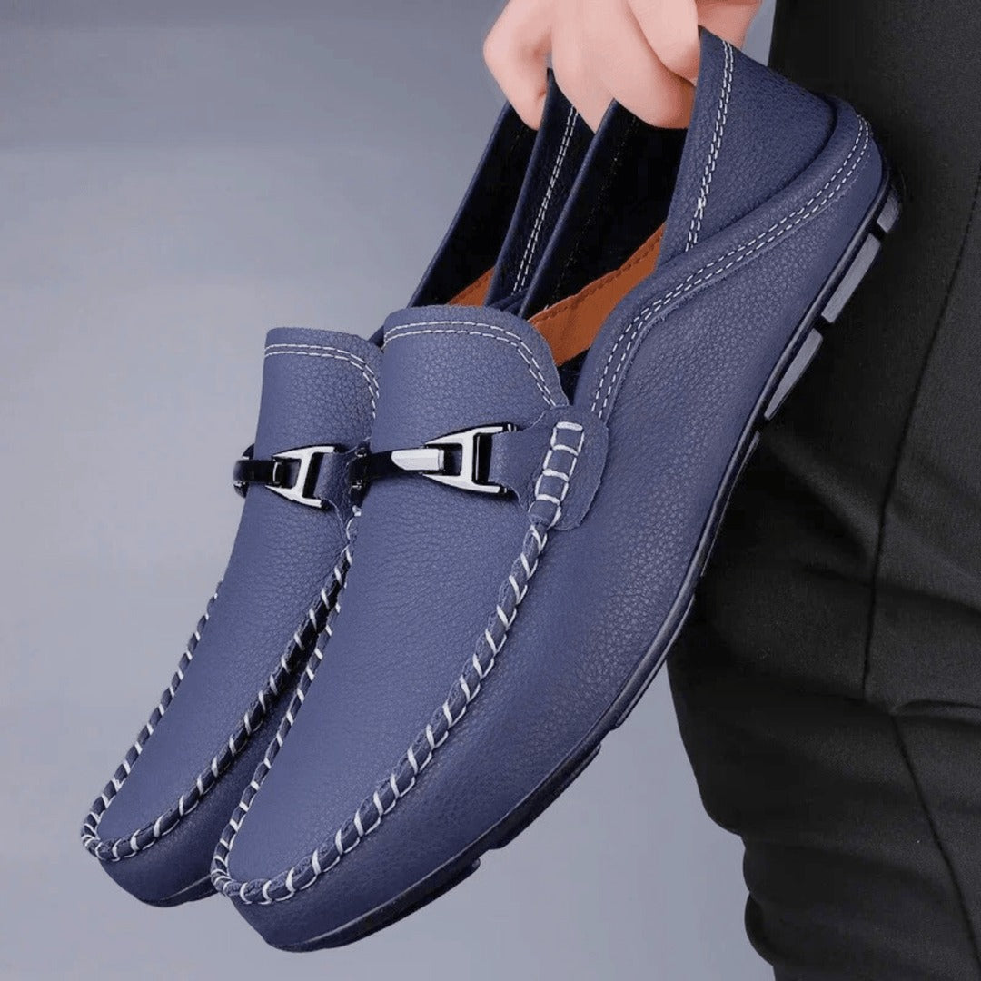 "Mocassins en cuir de vachette pour homme, couleur bleue, stylés et confortables avec semelle intérieure rembourrée."