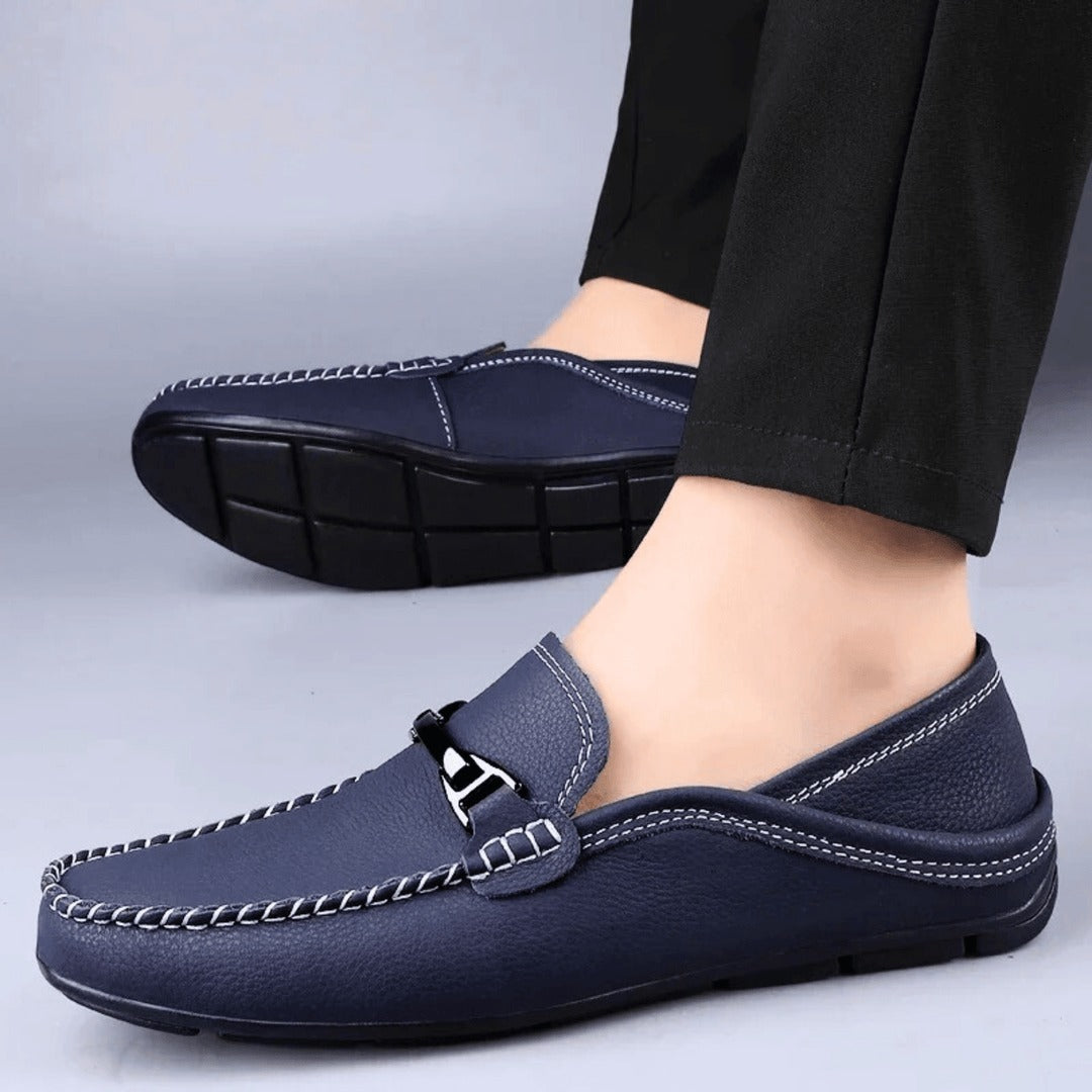 "Mocassins en cuir de vachette pour homme, couleur bleue, stylés et confortables avec semelle intérieure rembourrée."