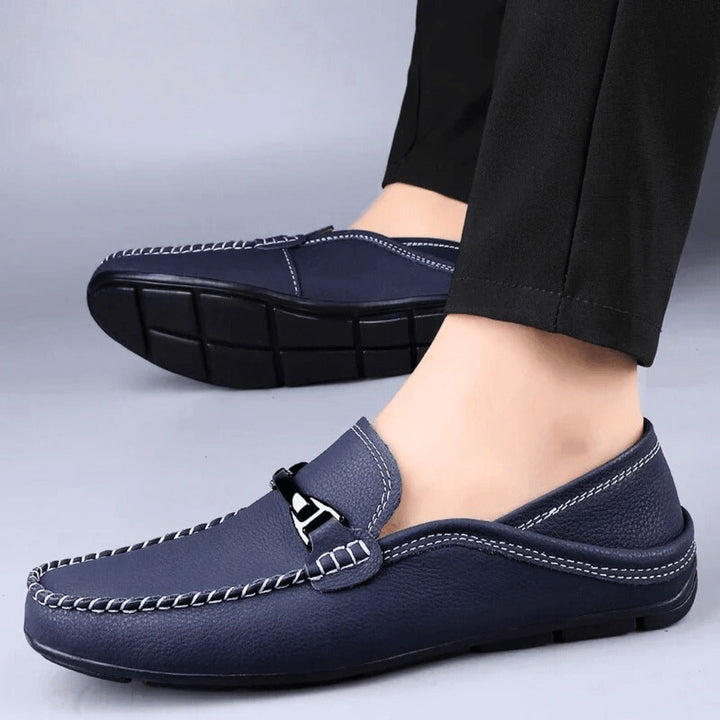 "Mocassins en cuir de vachette pour homme, couleur bleue, stylés et confortables avec semelle intérieure rembourrée."