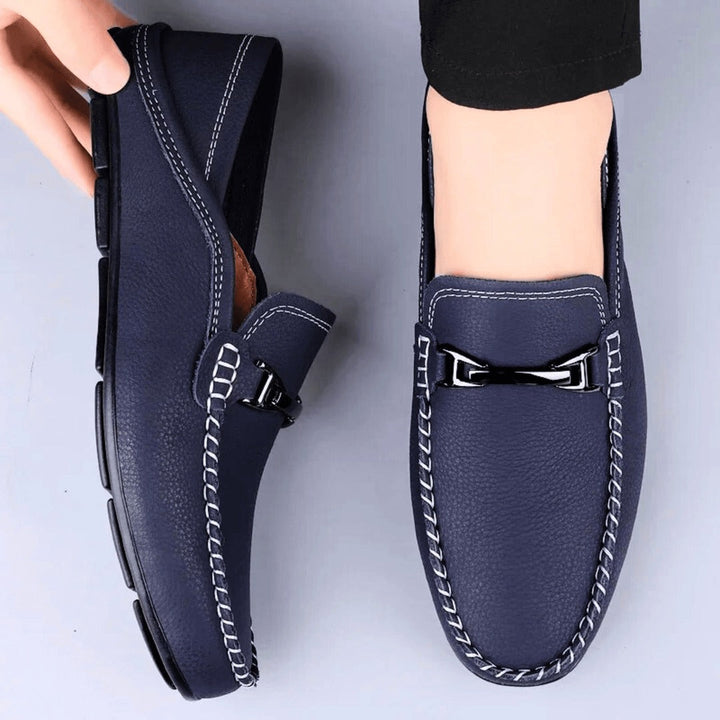 "Mocassins en cuir de vachette pour homme, couleur bleue, stylés et confortables avec semelle intérieure rembourrée."