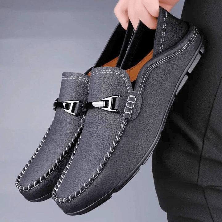"Mocassins en cuir de vachette pour homme, couleur bleue, stylés et confortables avec semelle intérieure rembourrée."