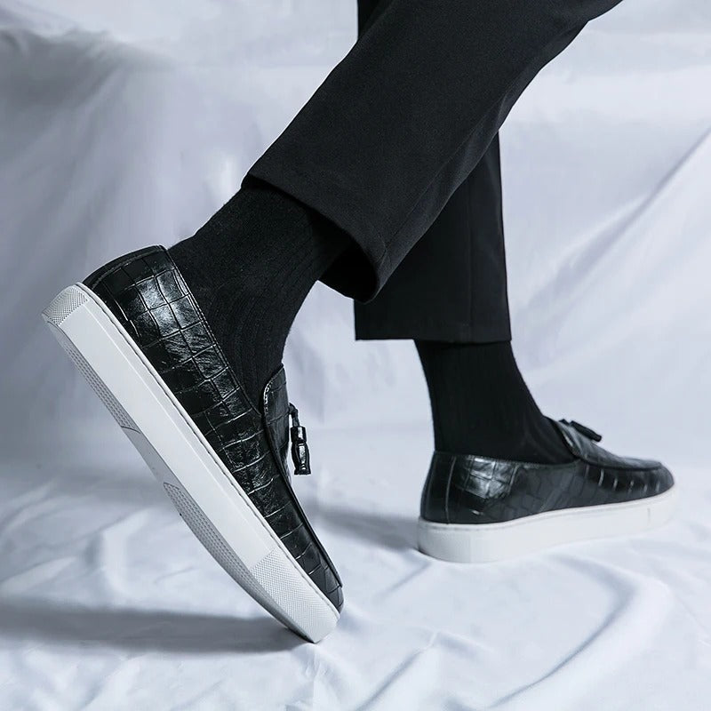 "Mocassins en cuir élégants pour hommes, confortables, disponibles en blanc, brun et noir, design sophistiqué."