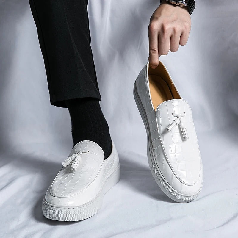 "Mocassins en cuir élégants pour hommes, confortables, disponibles en blanc, brun et noir, design sophistiqué."