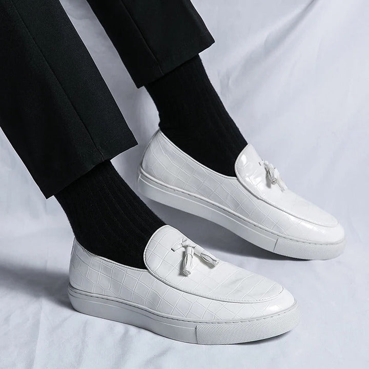 "Mocassins en cuir élégants pour hommes, confortables, disponibles en blanc, brun et noir, design sophistiqué."