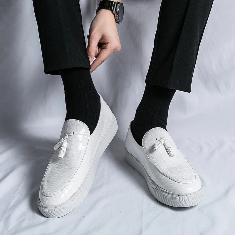 "Mocassins en cuir élégants pour hommes, confortables, disponibles en blanc, brun et noir, design sophistiqué."