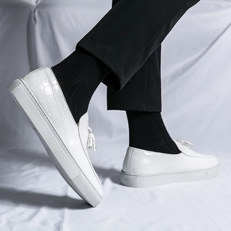 "Mocassins en cuir élégants pour hommes, confortables, disponibles en blanc, brun et noir, design sophistiqué."