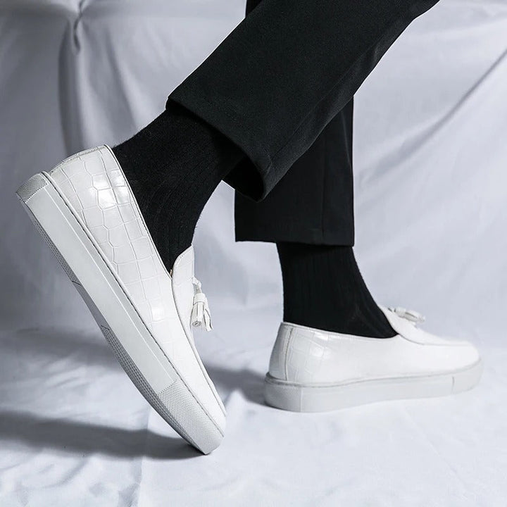 "Mocassins en cuir élégants pour hommes, confortables, disponibles en blanc, brun et noir, design sophistiqué."