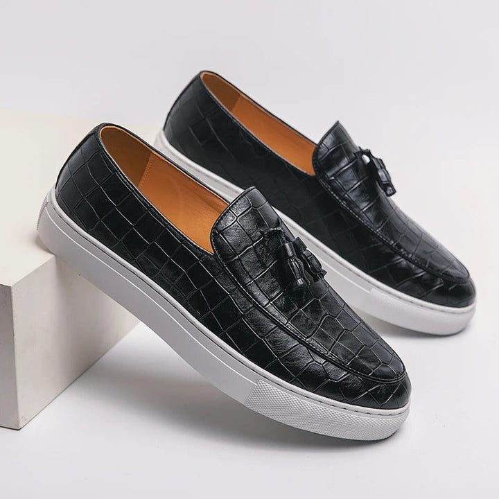 "Mocassins en cuir élégants pour hommes, confortables, disponibles en blanc, brun et noir, design sophistiqué."
