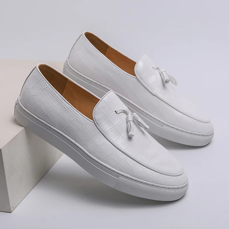 "Mocassins en cuir élégants pour hommes, confortables, disponibles en blanc, brun et noir, design sophistiqué."