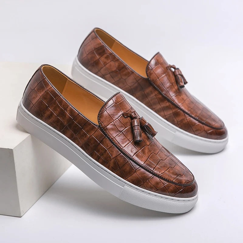 "Mocassins en cuir élégants pour hommes, confortables, disponibles en blanc, brun et noir, design sophistiqué."