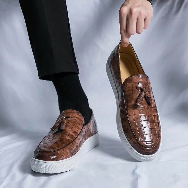 "Mocassins en cuir élégants pour hommes, confortables, disponibles en blanc, brun et noir, design sophistiqué."
