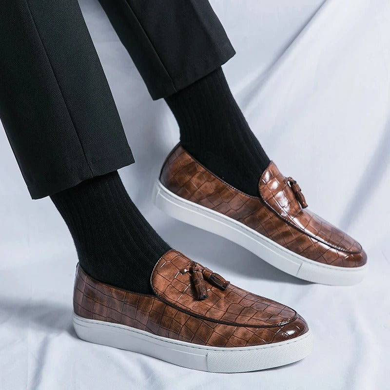 "Mocassins en cuir élégants pour hommes, confortables, disponibles en blanc, brun et noir, design sophistiqué."