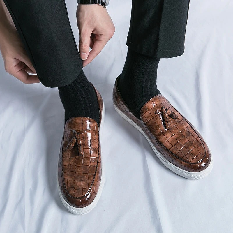 "Mocassins en cuir élégants pour hommes, confortables, disponibles en blanc, brun et noir, design sophistiqué."
