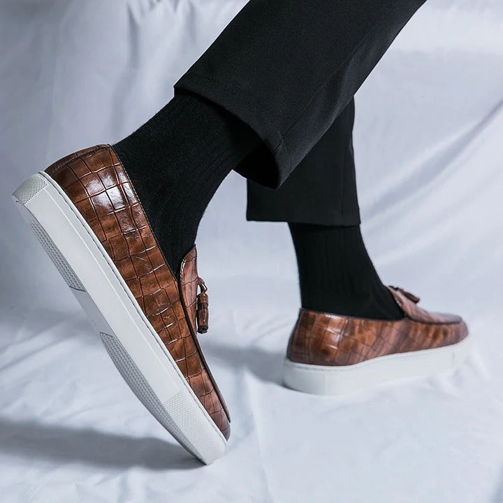 "Mocassins en cuir élégants pour hommes, confortables, disponibles en blanc, brun et noir, design sophistiqué."