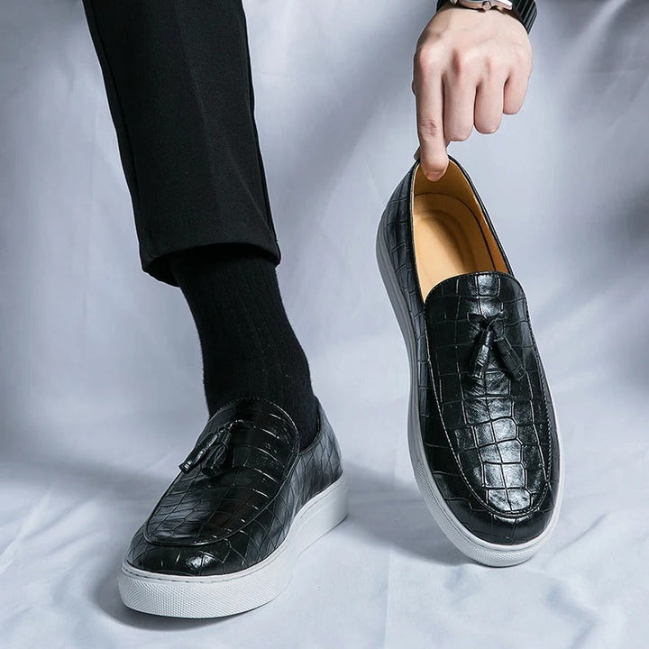 "Mocassins en cuir élégants pour hommes, confortables, disponibles en blanc, brun et noir, design sophistiqué."