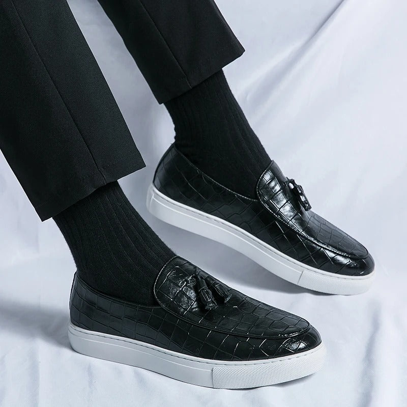 "Mocassins en cuir élégants pour hommes, confortables, disponibles en blanc, brun et noir, design sophistiqué."