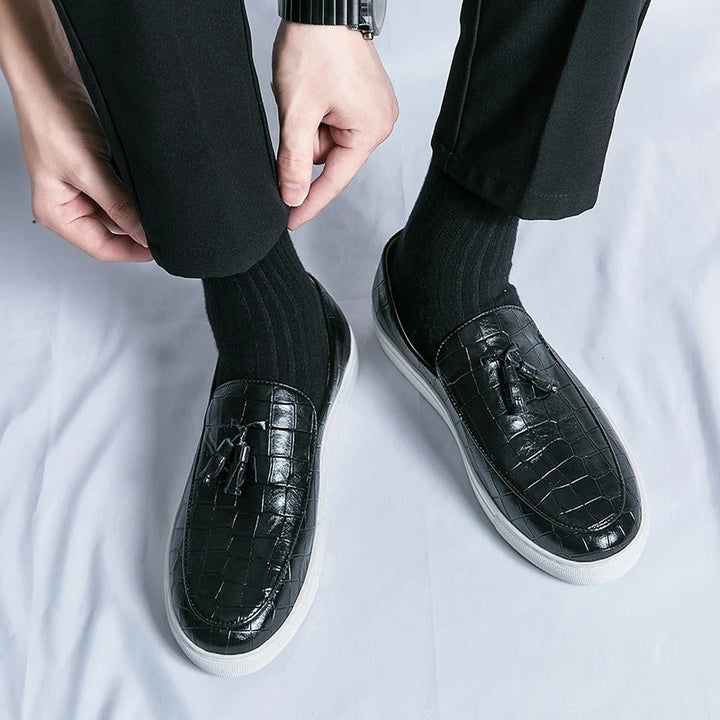 "Mocassins en cuir élégants pour hommes, confortables, disponibles en blanc, brun et noir, design sophistiqué."