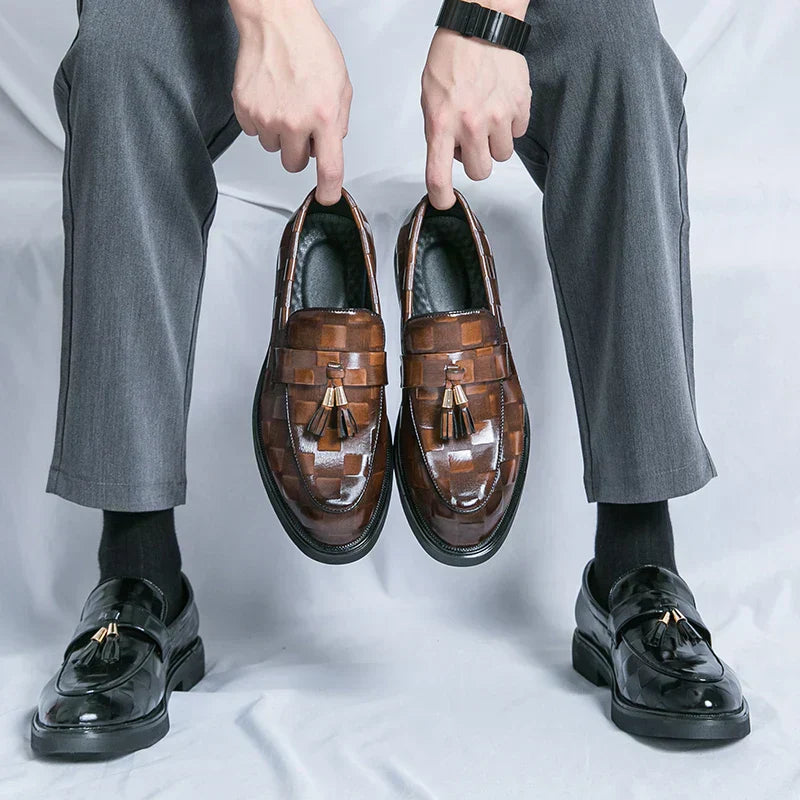 "Mocassins en cuir marron pour homme, design élégant et semelle flexible, adaptés aux tenues formelles et décontractées."